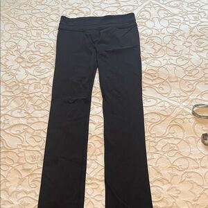 Sleek Black strait leg Lulu Lemon leggings. Priced to sell.